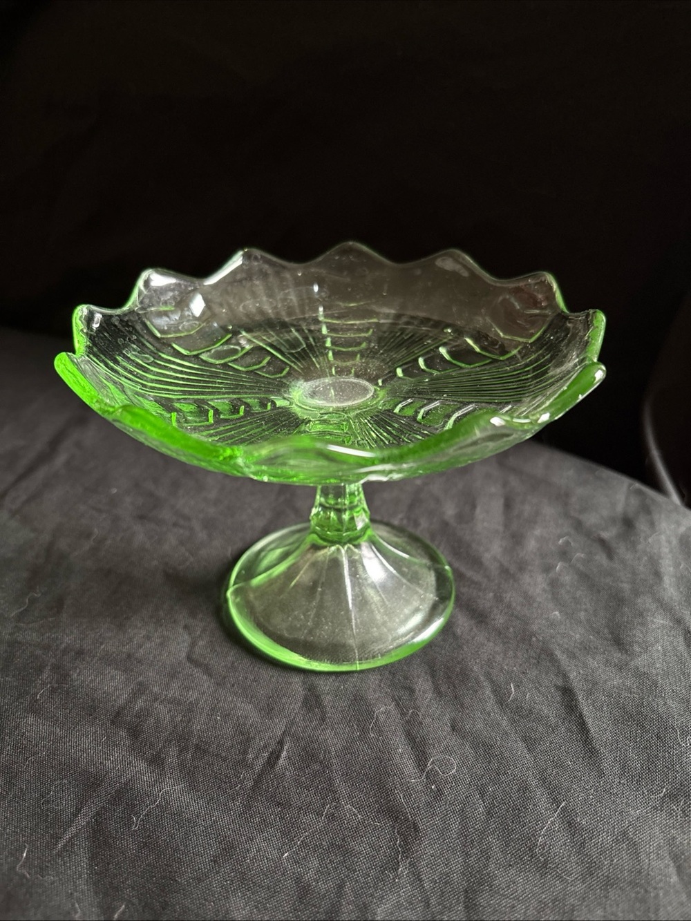 Vintage green glass pedestal compote bowl 1970s scalloped candy dish NON-uranium